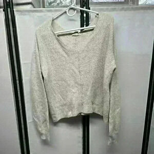 V-neck sweater ￼